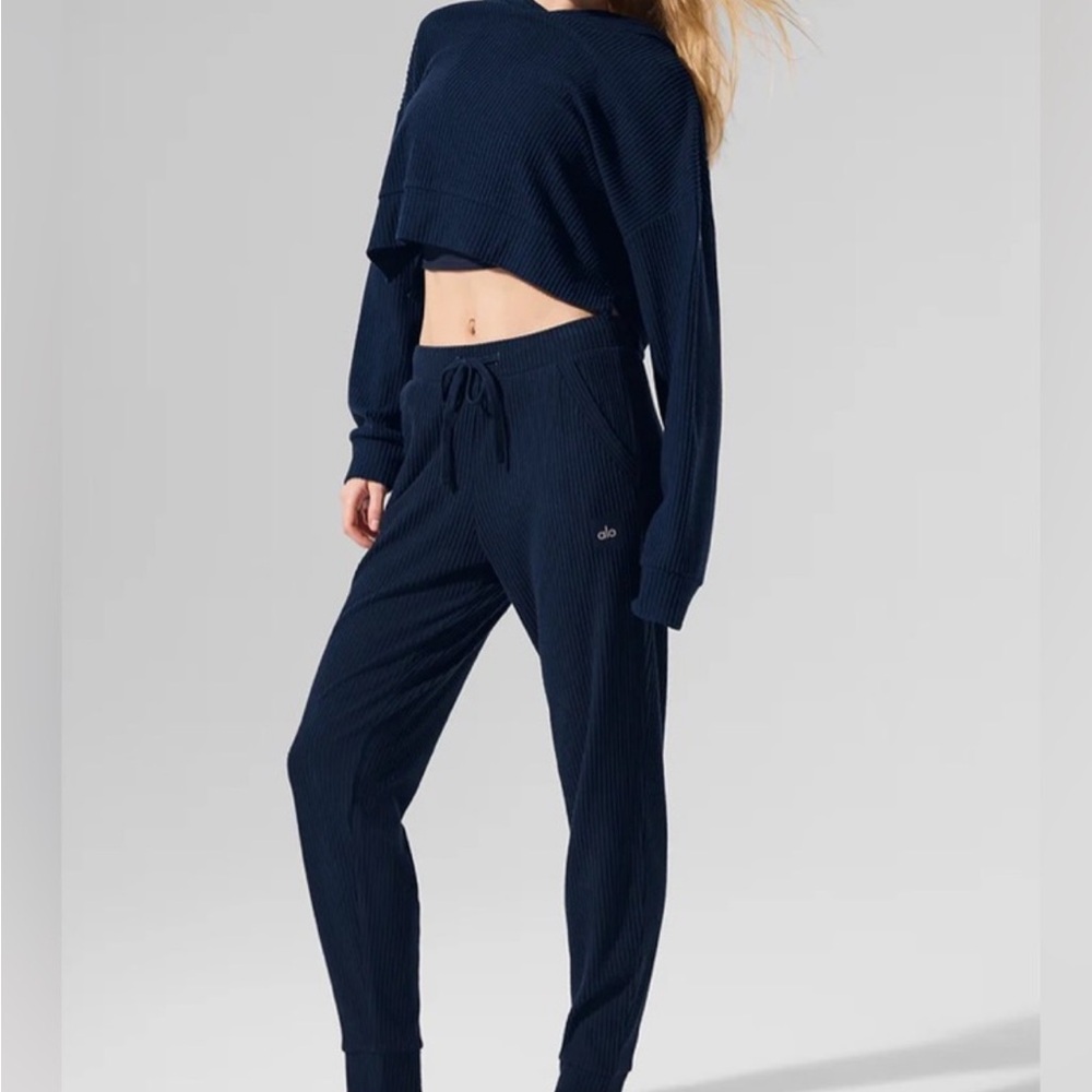 ALO Yoga Women's Dark Blue Ribbed Jogger Set